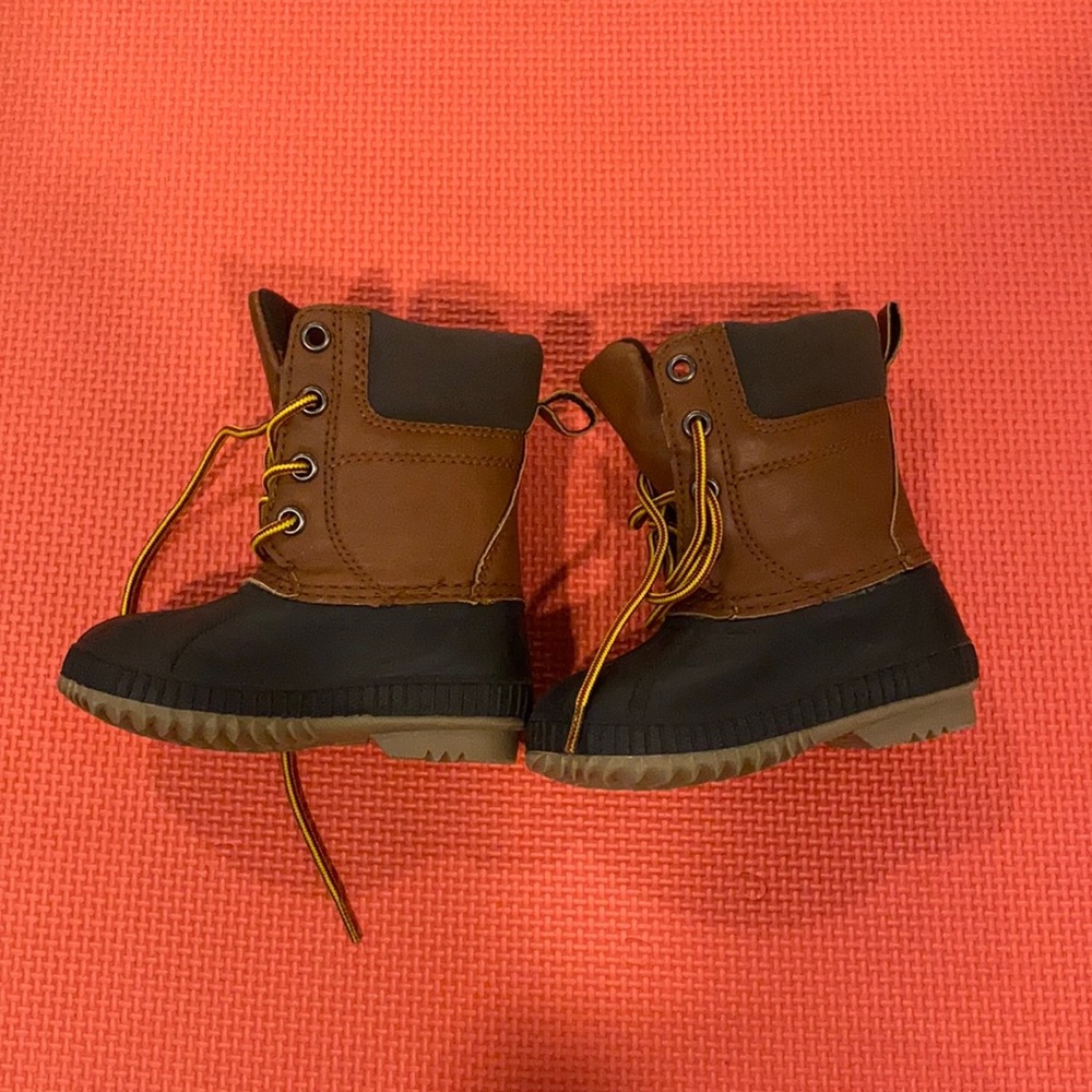 Snow boots lol toddler size 5/6 from gap